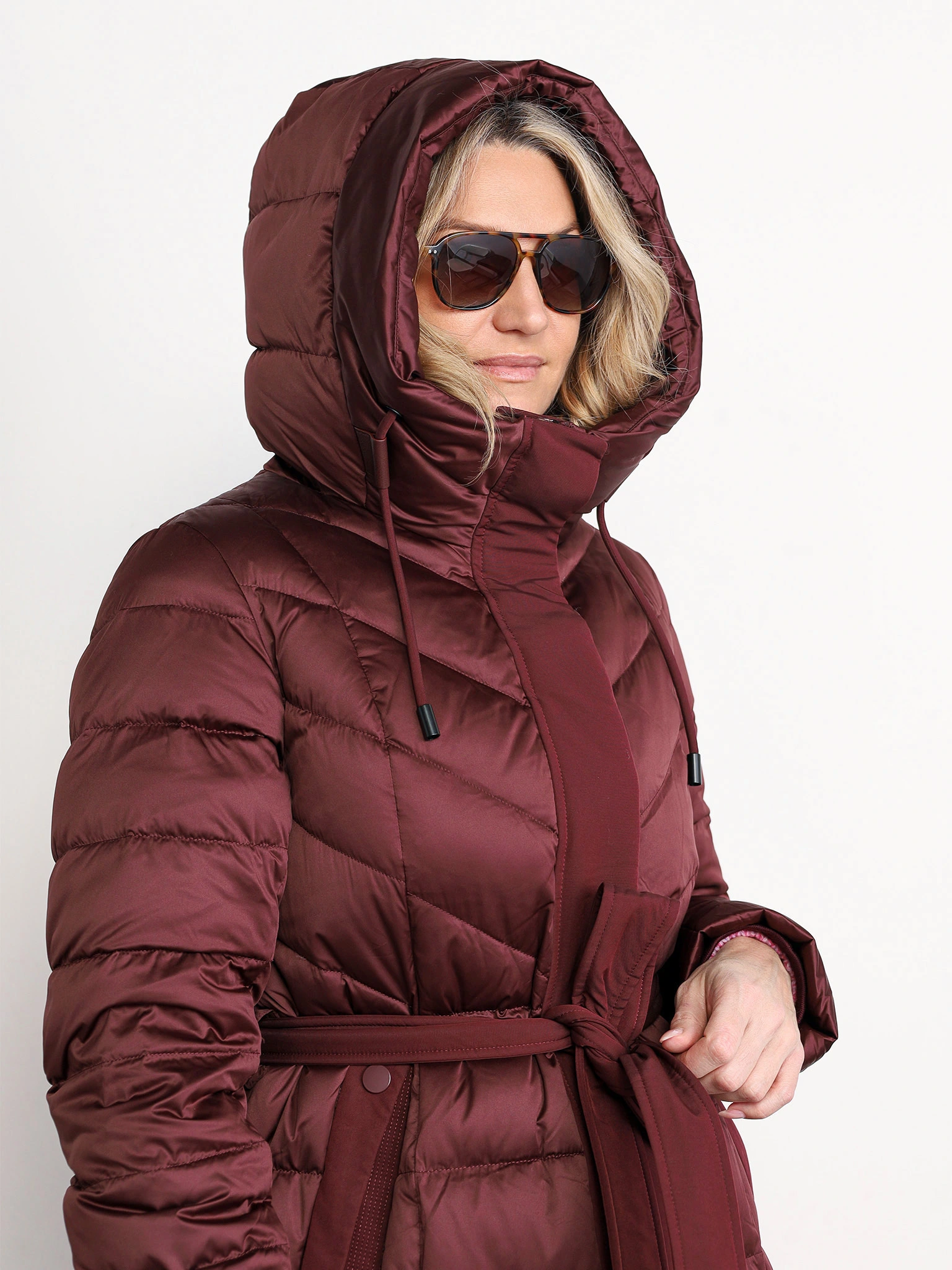 Пуховик бордового цвета с капюшоном